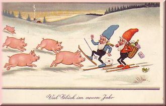 Zwei Zwerge beim Skifahren werden von Schweinchen überrascht